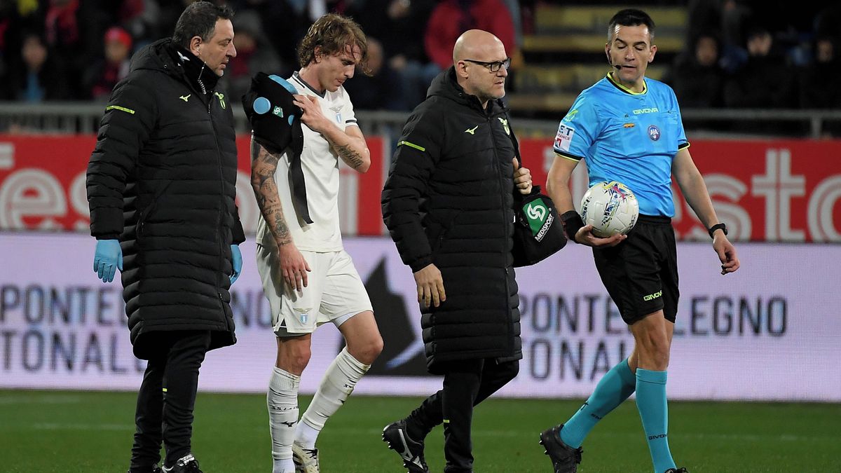 Obránce Lazia je po operaci klíční kosti, čeká ho dvouměsíční pauza